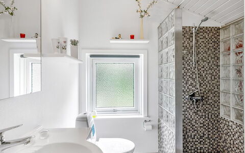 Penka - 550M to the Fjord: Diseño De Interiores, Baño, Piso, Pared, Arreglo De Tubería, Suelo, Techo, Lavabo, Baño, Grifo