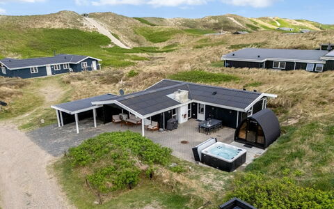 Assa - from the Sea: Techo, El Terreno Del Lote, Cabaña, Casa, Área Rural, Cobertizo, Vía Muerta, Edificios Del Jardín, Cuarto De Troncos, \Choza
