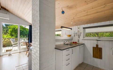 Estelle - 575M to the Fjord: Madera, Piso, Techo, Diseño De Interiores, Suelo, Arreglo De Tubería, Mueble, Mostrador, Casa, Cocina