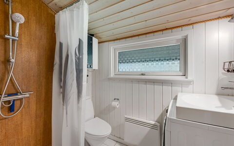 Estelle - 575M to the Fjord: Piso, Arreglo De Tubería, Suelo, Madera, Techo, Diseño De Interiores, Lavabo, Baño, Grifo, Plomería