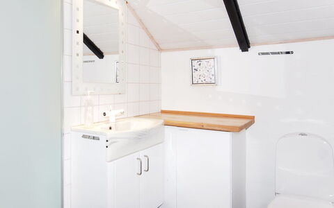 Beneta - 300M from the Sea: Arreglo De Tubería, Diseño De Interiores, Lavabo, Piso, Lavabo Del Baño, Baño, Suelo, Grifo, Plomería, Techo