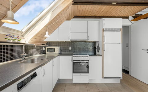 Armelle - from the Sea: Cocina, Madera, Electrodoméstico, Techo, Piso, Mostrador, Aparato De Cocina, Diseño De Interiores, Suelo, Gabinetes