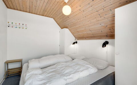 Armelle - from the Sea: Cama, Habitación, Pared, Diseño De Interiores, Madera, Techo, Lecho, Sábana, Suelo, Mueble
