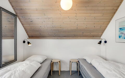 Armelle - from the Sea: Habitación, Cama, Techo, Diseño De Interiores, Lecho, Sábana, Suelo, Marco De La Cama, Linos, Lámpara