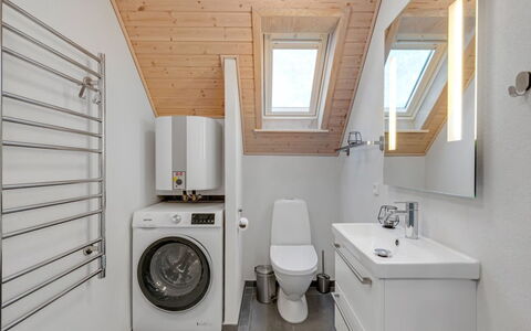 Armelle - from the Sea: Piso, Diseño De Interiores, Arreglo De Tubería, Suelo, Madera, Techo, Lavabo, Grifo, Plomería, Baño