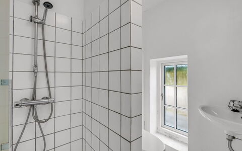Cornelius - 900M from the Sea: Pared, Piso, Diseño De Interiores, Suelo, Arreglo De Tubería, Baño, Loseta, Plomería, La Luz Del Día