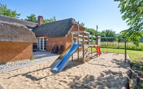 Thana - 1.4Km from the Sea: Techo, Casa, Casa, Cabaña, Vía Muerta, Inmuebles, Entrada De Coches, Edificios Del Jardín, Yarda, Cobertizo