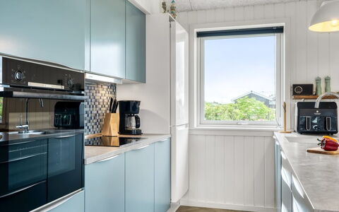 Markku - 400M from the Sea: Aparato De Cocina, Cocina, Electrodoméstico, Mostrador, Diseño De Interiores, Madera, Estufa De Cocina, Gabinetes, Piso, Electrodoméstico