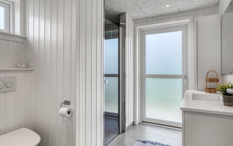 Markku - 400M from the Sea: Pared, Piso, Madera, Suelo, Arreglo De Tubería, Diseño De Interiores, Techo, Lavabo, Plomería, Baño