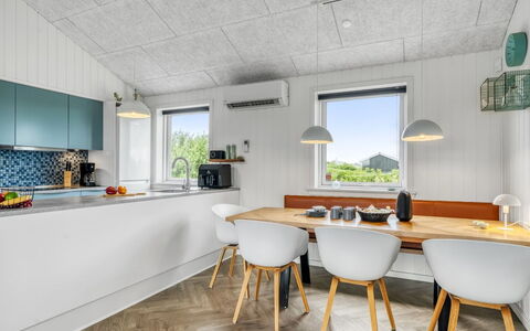 Markku - 400M from the Sea: Piso, Madera, Techo, Diseño De Interiores, Cocina, Suelo, Mostrador, Lámpara, Mueble, Encendiendo