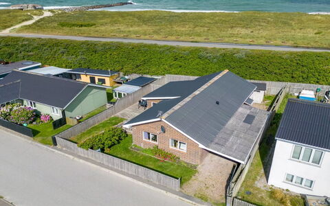 Heming - 100M from the Sea: Hierba, Casa, Techo, Casa, Cabaña, Arbusto, El Terreno Del Lote, Área Rural, Casa De Campo, Cobertura Del Suelo