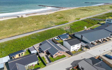 Heming - 100M from the Sea: Hierba, Casa, Techo, Casa, Cabaña, Arbusto, El Terreno Del Lote, Área Rural, Casa De Campo, Cobertura Del Suelo
