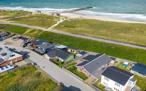 Heming - 100M from the Sea: Hierba, Casa, Techo, Casa, Cabaña, Arbusto, El Terreno Del Lote, Área Rural, Casa De Campo, Cobertura Del Suelo