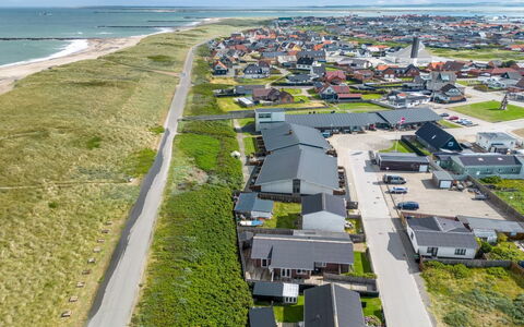 Heming - 100M from the Sea: Hierba, Casa, Techo, Casa, Cabaña, Arbusto, El Terreno Del Lote, Área Rural, Casa De Campo, Cobertura Del Suelo