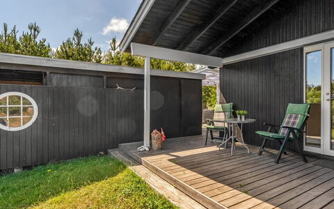 Resi - 400M from the Sea: Madera, Casa, Material Compuesto, Vía Muerta, Patio Interior, Tablón, Jardín, Madera Dura, Yarda, Hormigón