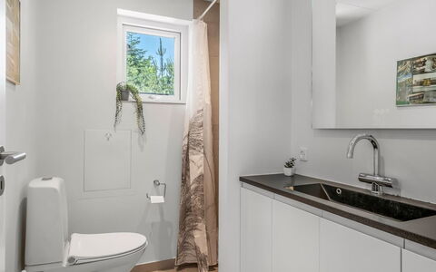 Resi - 400M from the Sea: Piso, Pared, Diseño De Interiores, Arreglo De Tubería, Suelo, Lavabo, Baño, Grifo, Mueble De Baño, Habitación