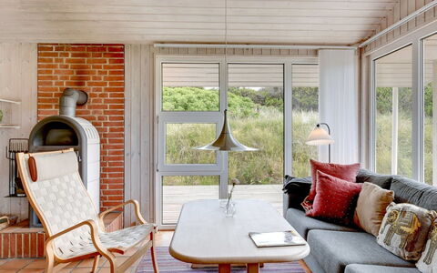 Annemia - 200M from the Sea: Mueble, Diseño De Interiores, Madera, Piso, Suelo, Encendiendo, Silla, Sala, Casa, Techo