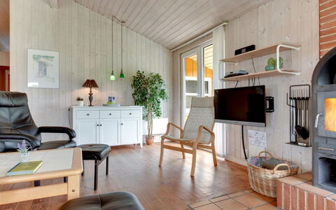 Annemia - 200M from the Sea: Mueble, Madera, Diseño De Interiores, Piso, Techo, Sala, Suelo, Sofá, Habitación, Silla