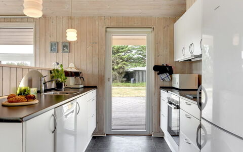 Annemia - 200M from the Sea: Cocina, Aparato De Cocina, Mostrador, Madera, Piso, Mueble, Diseño De Interiores, Electrodoméstico, Suelo, Electrodoméstico