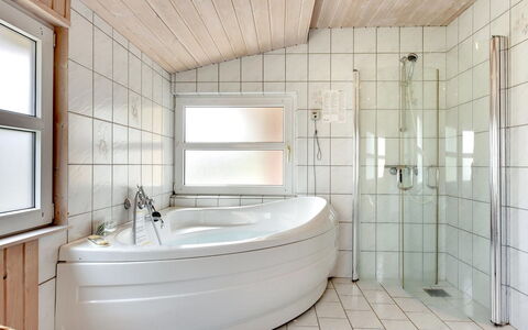 Annemia - 200M from the Sea: Piso, Arreglo De Tubería, Diseño De Interiores, Suelo, Baño, Techo, Plomería, Grifo, Bañera, Habitación