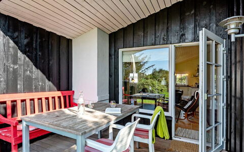Vivina - 250M from the Sea: Madera, Techo, Arquitectura, Casa, Casa, Cabaña, Vía Muerta, Madera Dura, Pendiente, Inmuebles