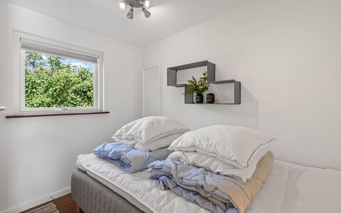 Fot - 7Km from the Sea: Cama, Habitación, Diseño De Interiores, Pared, Lecho, Sábana, Mueble, Techo, Piso, Suelo