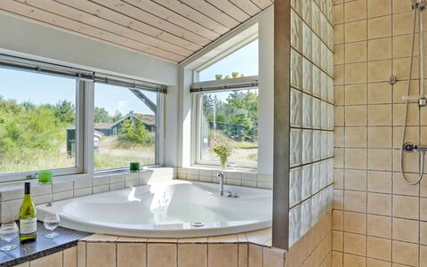 Felizia - 2.5Km from the Sea: Piso, Madera, Diseño De Interiores, Techo, Arreglo De Tubería, Suelo, Plomería, Material Compuesto, Habitación, Baño