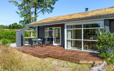 Felizia - 2.5Km from the Sea: Madera, Cabaña, Casa, Casa, Porche, Techo, El Terreno Del Lote, Puerta, Cubierta, Edificios Del Jardín