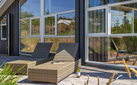 Felizia - 2.5Km from the Sea: Madera, Porche, Sombra, Silla, Madera Dura, Vía Muerta, Material Natural, Mueble Para Exteriores, Edificios Del Jardín, Cubierta