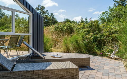 Felizia - 2.5Km from the Sea: El Terreno Del Lote, Material Compuesto, Sombra, Jardín, Madera Dura, Diseño, Paisajismo, Inmuebles, Eco Hotel, Edificios Del Jardín