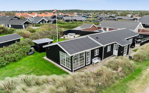 Wiebke - 200M from the Sea: Barrio Residencial, Casa, Techo, Casa, Cabaña, Inmuebles, Suburbio, Yarda, Vía Muerta, Patio Interior
