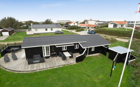 Wiebke - 200M from the Sea: Techo, Casa, Casa, Cabaña, Inmuebles, Yarda, Césped, Patio Interior, Paisajismo, Entrada De Coches