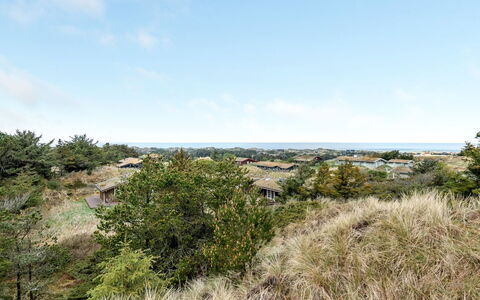 Hilke - 850M from the Sea: Techo, Casa, Casa, Cabaña, Vía Muerta, Inmuebles, Entrada De Coches, Edificios Del Jardín, Yarda, Cobertizo