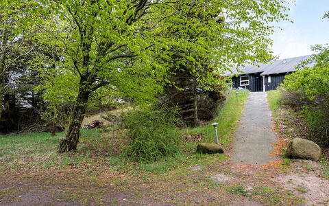 Hilke - 850M from the Sea: Techo, Casa, Casa, Cabaña, Vía Muerta, Inmuebles, Entrada De Coches, Edificios Del Jardín, Yarda, Cobertizo