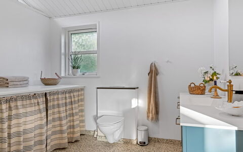 Onta - 900M from the Sea: Diseño De Interiores, Piso, Arreglo De Tubería, Suelo, Baño, Techo, Plomería, Baño, Mueble De Baño, Lavabo