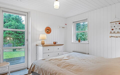 Onta - 900M from the Sea: Madera, Techo, Habitación, Diseño De Interiores, Piso, Cama, Suelo, Encendiendo, Lecho, Mueble