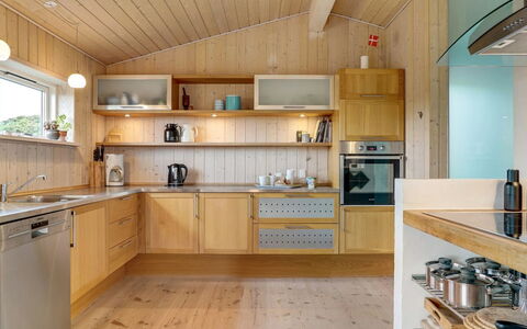 Josten - 500M from the Sea: Cocina, Aparato De Cocina, Mostrador, Diseño De Interiores, Madera, Electrodoméstico, Piso, Mueble, Techo, Gabinetes