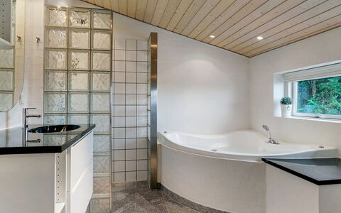 Josten - 500M from the Sea: Diseño De Interiores, Piso, Pared, Arreglo De Tubería, Techo, Suelo, Baño, Plomería, Lámpara, Casa