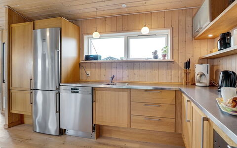 Josten - 500M from the Sea: Cocina, Aparato De Cocina, Mostrador, Piso, Diseño De Interiores, Electrodoméstico, Gabinetes, Madera, Mueble, Suelo