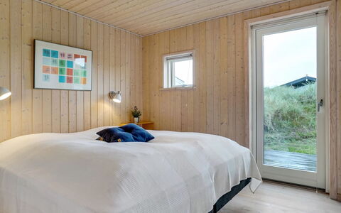 Josten - 500M from the Sea: Madera, Piso, Diseño De Interiores, Habitación, Suelo, Techo, Cama, Mueble, Habitación, Suelos De Madera