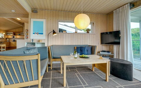 Josten - 500M from the Sea: Diseño De Interiores, Mueble, Piso, Madera, Suelo, Techo, Habitación, Sofá, Mesa, Sala