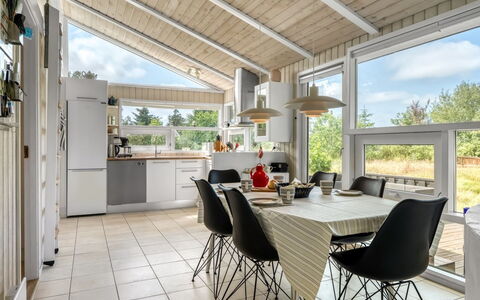 Immi - 1.5Km from the Sea: Madera, Diseño De Interiores, Techo, Mueble, Piso, Cocina Y Comedor Mesa, Silla, Casa, Cocina, Suelo