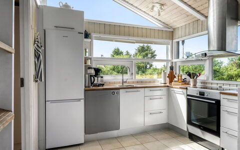 Immi - 1.5Km from the Sea: Aparato De Cocina, Cocina, Mostrador, Electrodoméstico, Diseño De Interiores, Electrodoméstico, Piso, Madera, Gabinetes, Mueble