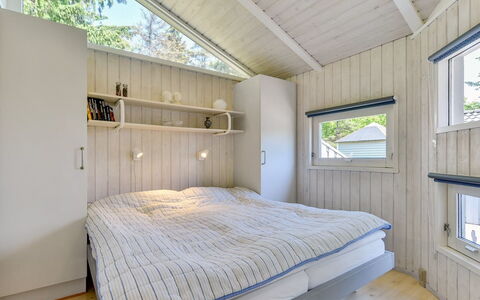 Immi - 1.5Km from the Sea: Madera, Suelo, Casa, Habitación, Techo, Tablón, Puerta, Madera Dura, Manchas De Madera, Cama