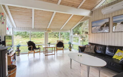 Immi - 1.5Km from the Sea: Madera, Techo, Diseño De Interiores, Casa, Piso, Suelo, Puerta, Cabaña, Sala, Porche