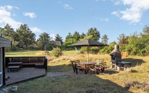 Immi - 1.5Km from the Sea: Hierba, El Terreno Del Lote, Área Rural, Jardín, Cabaña, Patio Interior, Paisajismo, Sombra, Césped, Mueble Para Exteriores