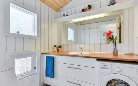 Immi - 1.5Km from the Sea: Diseño De Interiores, Piso, Arreglo De Tubería, Madera, Suelo, Techo, Mueble De Baño, Grifo, Baño, Plomería