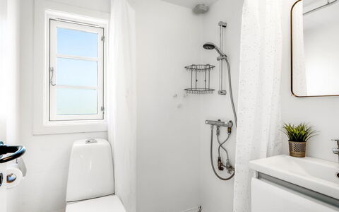 Baldine - 140M from the Sea: Arreglo De Tubería, Baño, Diseño De Interiores, Piso, Baño, Suelo, Asiento Del Baño, Plomería, Grifo, Lavabo