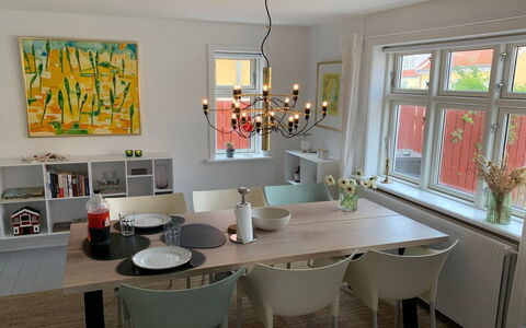 Huanca - 900M from the Sea: Mueble, Diseño De Interiores, Piso, Silla, Comedor, Mesa, Suelo, Madera, Cocina Y Comedor Mesa, Lámpara