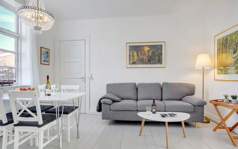 Tobias - 800M from the Sea: Mueble, Diseño De Interiores, Piso, Suelo, Silla, Mesa, Madera, Sofá, Sala, Comedor